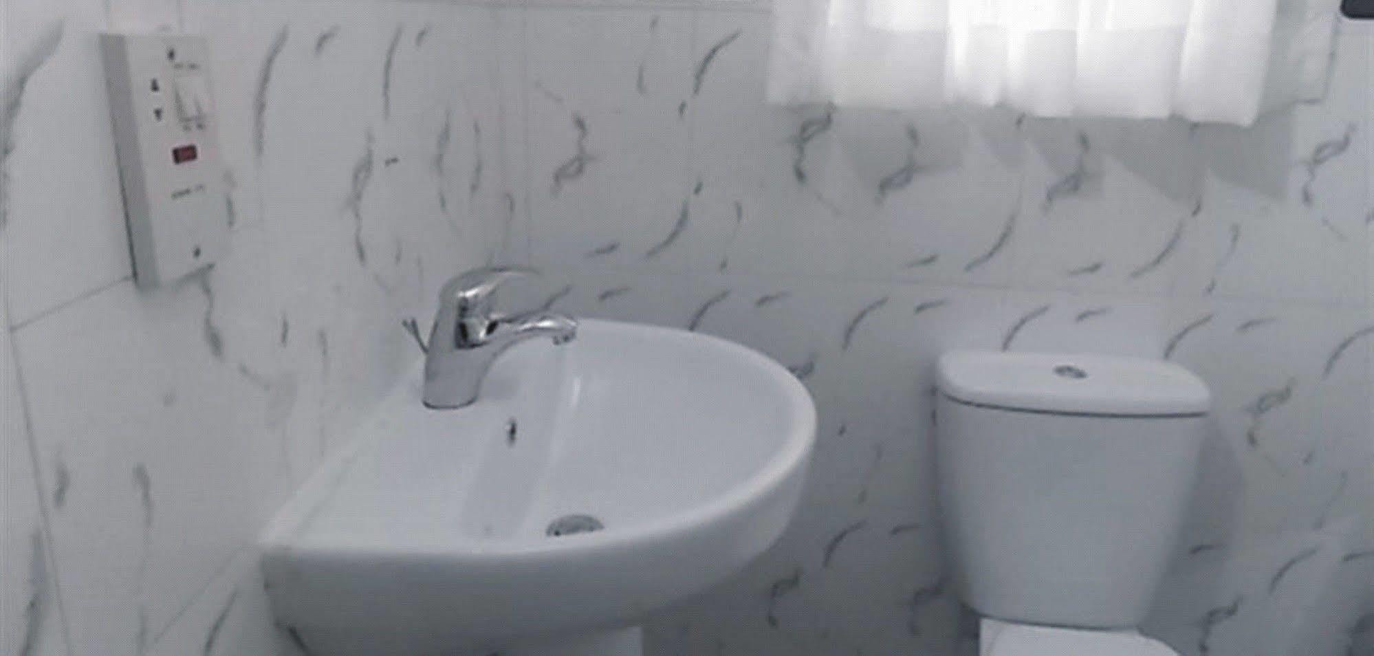Crown Cottage Hotel Ikeja Luaran gambar