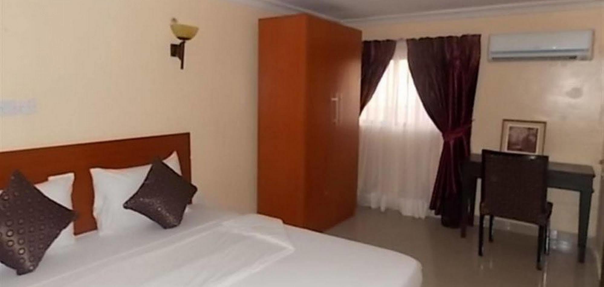 Crown Cottage Hotel Ikeja Luaran gambar