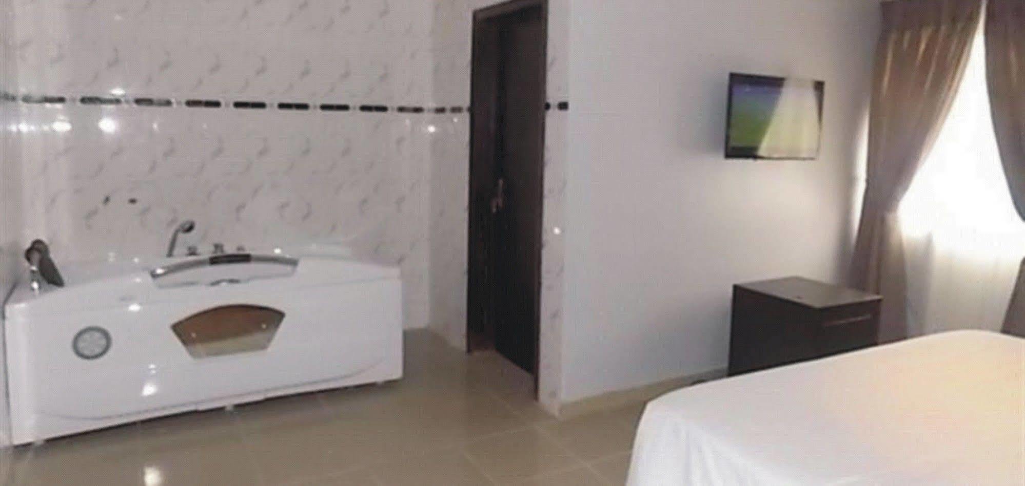 Crown Cottage Hotel Ikeja Luaran gambar
