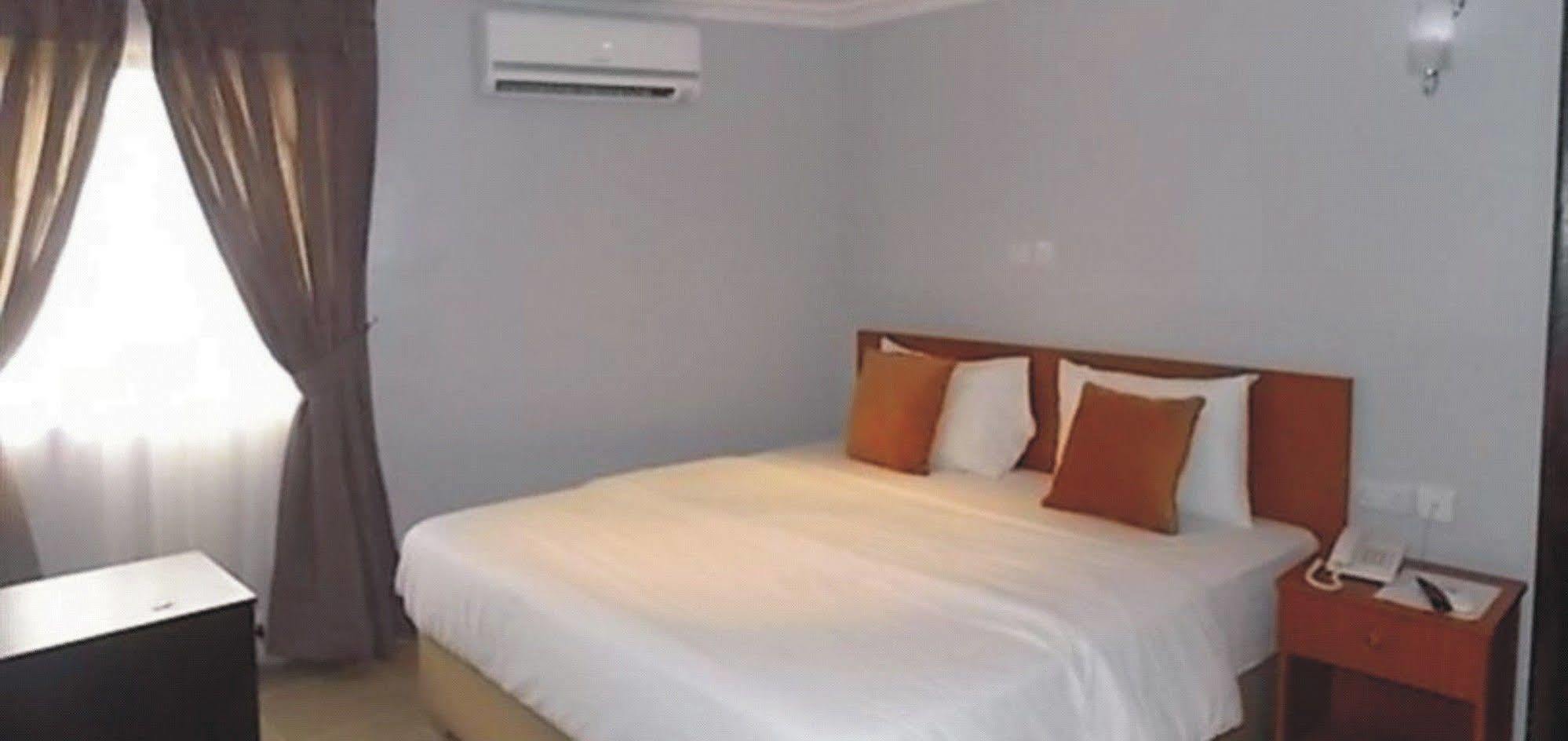 Crown Cottage Hotel Ikeja Luaran gambar