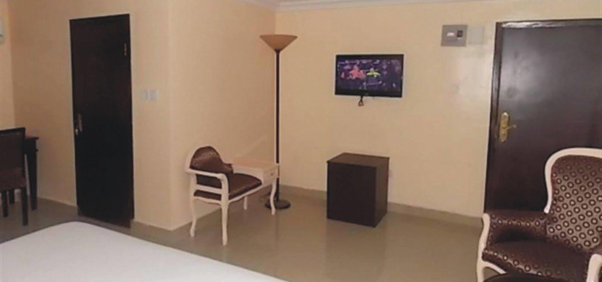 Crown Cottage Hotel Ikeja Luaran gambar