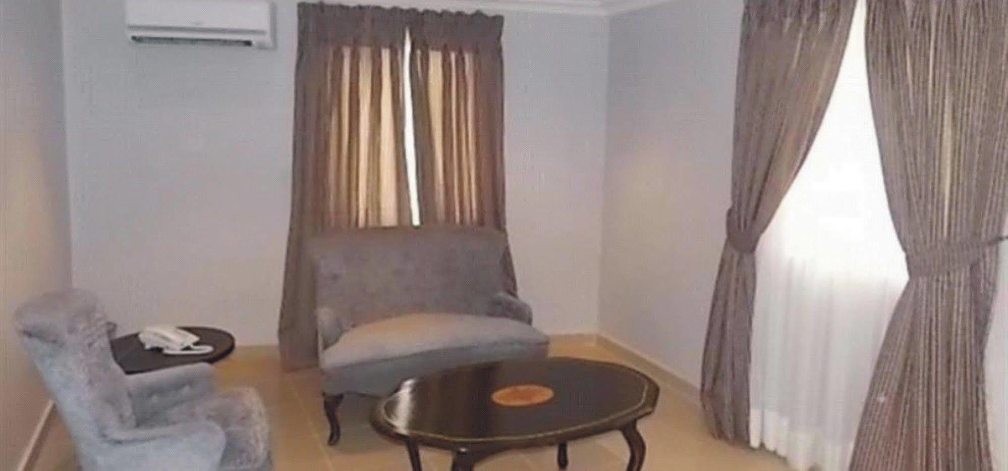 Crown Cottage Hotel Ikeja Luaran gambar