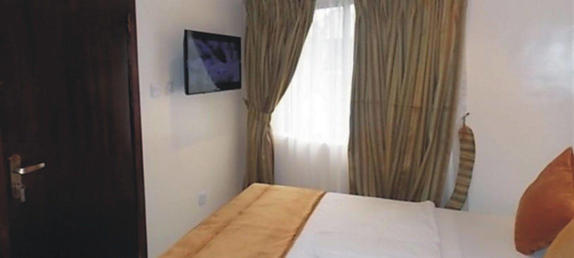 Crown Cottage Hotel Ikeja Luaran gambar