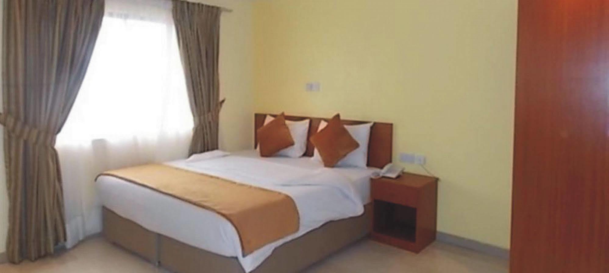 Crown Cottage Hotel Ikeja Luaran gambar